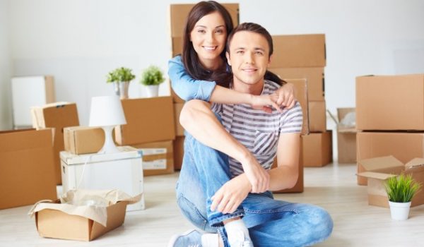 cheerful-couple-on-their-moving-day_1098-1896 cheerful-couple-on-their-moving-day_1098-1896